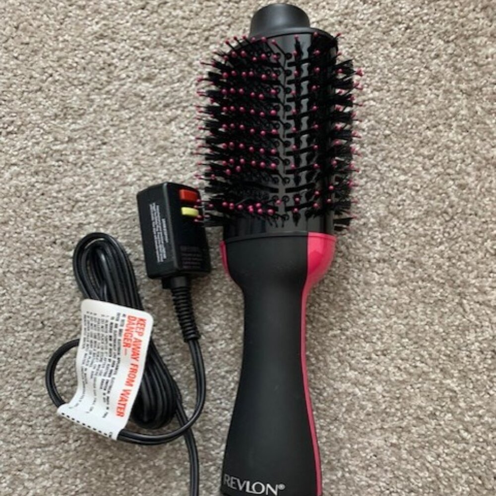 NWOT Revlon RVDR5222 Oval One-Step Hair Dryer and Volumizer